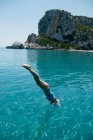 Frau stürzt von Boot ins blaue Wasser — Stockfoto