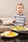 Мальчик ест виноград — стоковое фото