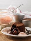 Torta al cioccolato con ciliegie — Foto stock