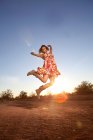 Mulher pulando de alegria no deserto — Fotografia de Stock