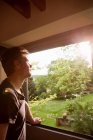 Людина, милуючись краєвид з вікна — стокове фото