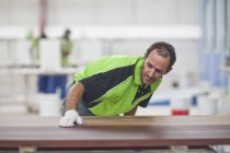 Schreiner überprüft Qualität des Holzes in Werkstatt — Stockfoto