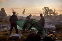 Туристы, строящие палатку в лагере, Лапландия, Финляндия — стоковое фото
