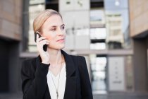 Porträt einer Geschäftsfrau, die mit dem Smartphone spricht — Stockfoto