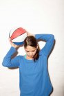 Молодая женщина проводит баскетбол — стоковое фото