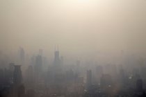 Туман над Шанхай міський пейзаж — стокове фото