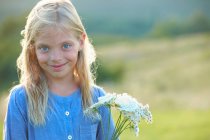 Portrait of young girl in field — Stock Photo