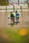 Ciclistas en bici de tierra - foto de stock