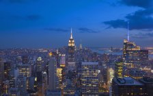 Vista ad alto angolo di Midtown Manhattan e Empire State Building di notte, New York, USA — Foto stock
