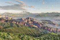 Мирна сцена з величним гірським хребтом в Китаї східній Азії — стокове фото