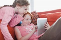 Mädchen nutzen gemeinsam Tablet-Computer — Stockfoto