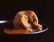 Klebriger Toffee-Pudding mit Sauce auf Teller — Stockfoto
