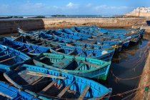 Barcos azuis atracados no porto durante o dia — Fotografia de Stock