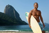 Чоловік, який носив серфінг на пляжі (Ріо - де - Жанейро, Бразилія). — стокове фото