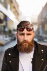 Portrait de jeune homme barbu avec des lunettes de soleil — Photo de stock