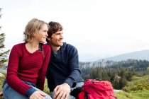 Couple regardant paysage sur montagne — Photo de stock