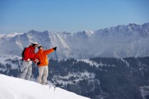 Deux skieurs masculins en pente — Photo de stock
