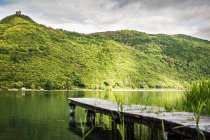 Дерев'яний пірс в сільському озері вдень — стокове фото