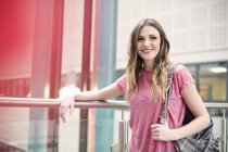 Young woman looking away, smiling in city — Stock Photo