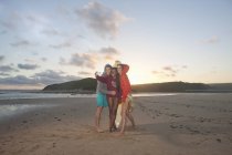 Молодые взрослые друзья на пляже делают селфи — стоковое фото