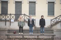 Drei Schwestern stehen auf Parkbank — Stockfoto