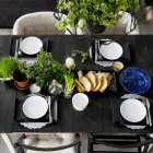 Vista superior de la mesa con rebanadas de pan, hierbas frescas y cebolletas - foto de stock