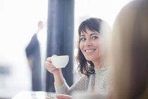 Femme adulte moyenne au café avec café — Photo de stock