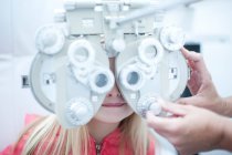 Opticien test jeune fille — Photo de stock
