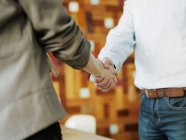 Man and woman shaking hands — Stock Photo