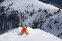 Man skiing down snowy mountain slope — Stock Photo