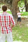 Отец и сын играют в парке — стоковое фото