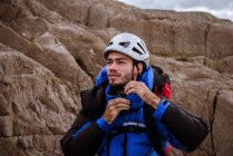 Junge männliche Kletterer auf Felsen befestigen Helm, die Seenplatte, cumbria, uk — Stockfoto