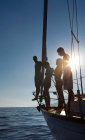 Due coppie sul tramonto barca a vela — Foto stock