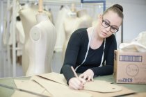 Estudiante de diseño de moda en clase - foto de stock
