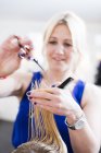 Coiffeur coupe cheveux client femme dans le salon — Photo de stock