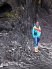 Mujer explorando formaciones rocosas - foto de stock