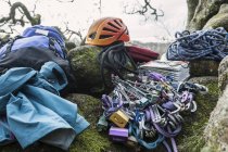 Vista close-up de equipamentos de escalada e capacete em rochas — Fotografia de Stock