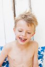 Nahaufnahme eines Jungen mit Zahnspange lächelnd — Stockfoto
