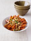 Marokkanische geröstete Karotten in Schüssel auf dem Tisch serviert — Stockfoto