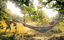 Man relaxing in hammock outdoors — Stock Photo