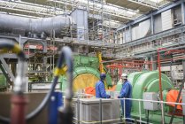 Ingenieros inspeccionan carcasa de turbina durante corte de la central eléctrica - foto de stock