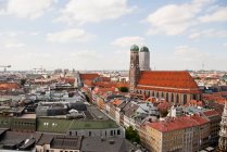 Iglesia Frauenkirche y paisaje urbano de Múnich - foto de stock