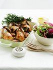 Wachtelbraten und gemischter Salat — Stockfoto