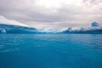 Témpano de hielo en el Océano Sur - foto de stock