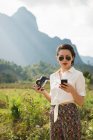 Frau mit Smartphone, vang vieng, laos — Stockfoto