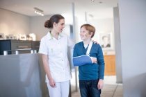 Krankenschwester mit junger Patientin im Empfang — Stockfoto