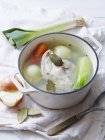 Bodegón de sopa de pollo en cacerola - foto de stock