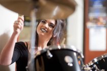 Молода жінка грає барабанний набір — стокове фото