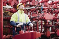 Worker operating machinery on oil rig — Stock Photo