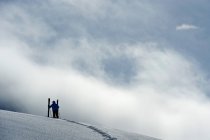 Mittlerer erwachsener männlicher Skifahrer auf Schanze stehend, obergurgl, Österreich — Stockfoto